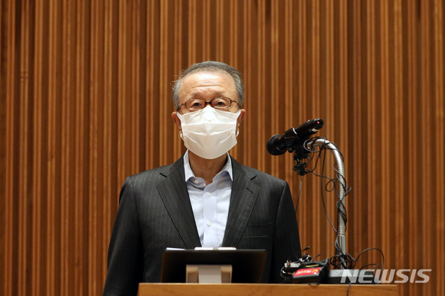 [서울=뉴시스]조수정 기자 = 홍원식 남양유업 회장이 최근 자사 유제품 불가리스가 코로나19 억제 효과가 있다는 발표로 빚어진 논란과 관련해 4일 오전 서울 강남구 도산대로 남양유업 본사 대강당에서 대국민 사과를 발표하고 있다. (공동취재사진) 2021.05.04. photo@newsis.com