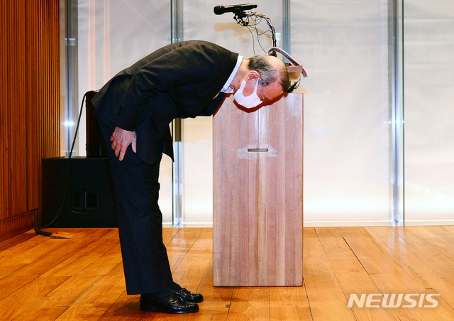 [서울=뉴시스]조수정 기자 = 홍원식 남양유업 회장이 최근 자사 유제품 불가리스가 코로나19 억제 효과가 있다는 발표로 빚어진 논란과 관련해 4일 오전 서울 강남구 도산대로 남양유업 본사 대강당에서 대국민 사과를 발표하며 고개 숙이고 있다.&nbsp; (공동취재사진) 2021.05.04. photo@newsis.com
