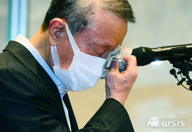 [서울=뉴시스] 조수정 기자 = 홍원식 남양유업 회장이 최근 자사 유제품 불가리스가 코로나19 억제 효과가 있다는 발표로 빚어진 논란과 관련해 4일 오전 서울 도산대로 남양유업 본사에서 대국민 사과를 하며 눈물 흘리고 있다. (공동취재사진) 2021.05.04. photo@newsis.com