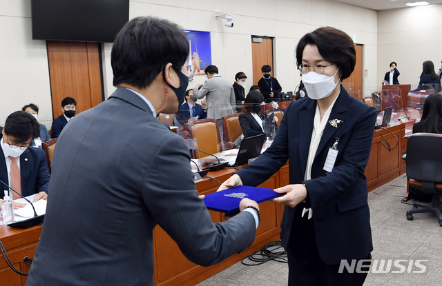 [서울=뉴시스]최동준 기자 = 임혜숙 과학기술정보통신부 장관 후보자가 4일 서울 여의도 국회에서 열린 인사청문회에서 이원욱 위원장에게 선서문을 제출하고 있다. (공동취재사진) 2021.05.04. photo@newsis.com