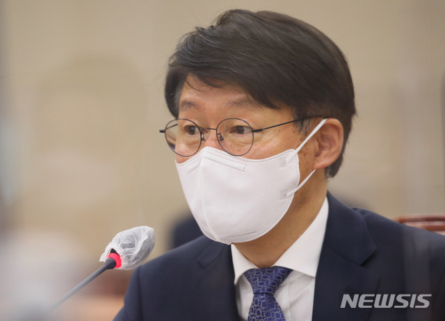 [서울=뉴시스]김진아 기자 = 안경덕 고용노동부 장관 후보자가 4일 오전 서울 여의도 국회 환경노동위원회 전체회의에서 열린 인사청문회에 출석해 의원들의 질의에 답변하고 있다. (공동취재사진) 2021.05.04. photo@newsis.com