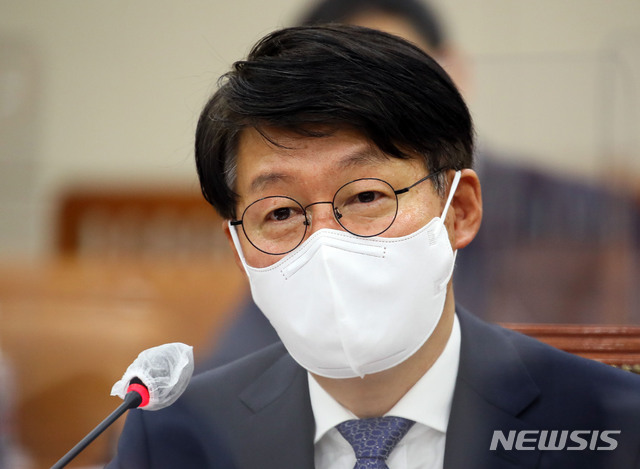 [서울=뉴시스]김진아 기자 = 안경덕 고용노동부 장관 후보자가 4일 오전 서울 여의도 국회 환경노동위원회 전체회의에서 열린 인사청문회에 출석해 의원들의 질의에 답변하고 있다. (공동취재사진) 2021.05.04. photo@newsis.com