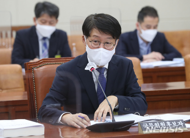 [서울=뉴시스]김진아 기자 = 안경덕 고용노동부 장관 후보자가 4일 오전 서울 여의도 국회 환경노동위원회 전체회의에서 열린 인사청문회에 출석해 의원들의 질의에 답변하고 있다. (공동취재사진) 2021.05.04. photo@newsis.com