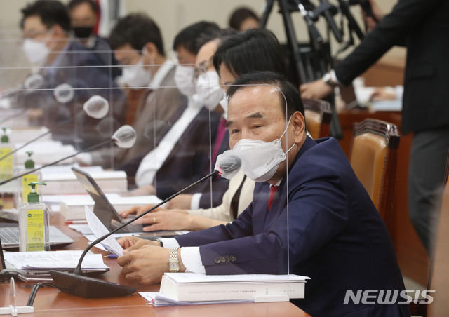 [서울=뉴시스]김진아 기자 = 박덕흠 의원이 지난해 5월4일 오전 서울 여의도 국회에서 열린 환경노동위원회 전체회의에서 안경덕 고용노동부 장관 후보자에게 질의하고 있다. (공동취재사진) 2021.05.04. photo@newsis.com