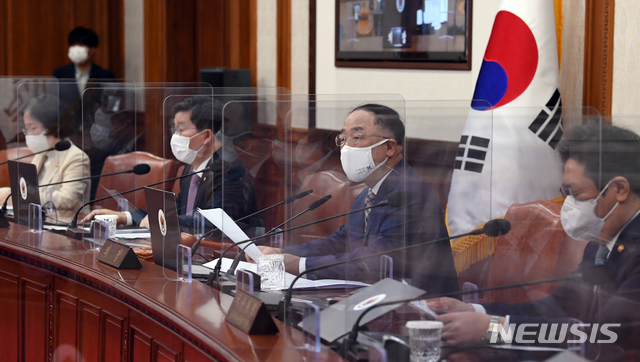 [서울=뉴시스]김명원 기자 = 홍남기 국무총리 직무대행이 4일 오전 서울 종로구 정부서울청사에서 영상으로 열린 국무회의에 참석해 발언하고 있다. (공동취재사진) 2021.05.04. photo@newsis.com