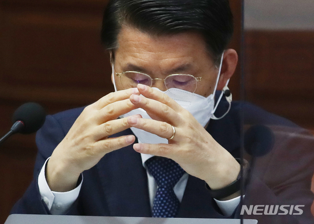 [서울=뉴시스]김명원 기자 = 은성수 금융위원장이 4일 오전 서울 종로구 정부서울청사에서 영상으로 열린 국무회의에 참석해 홍남기 총리 직무대행 발언을 경청하고 있다. (공동취재사진) 2021.05.04. photo@newsis.com