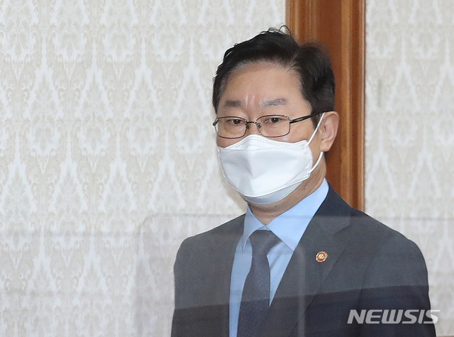 [서울=뉴시스]김명원 기자 = 박범계 법무부 장관이 4일 오전 서울 종로구 정부서울청사에서 영상으로 열린 국무회의에 참석하고 있다. (공동취재사진) 2021.05.04. photo@newsis.com