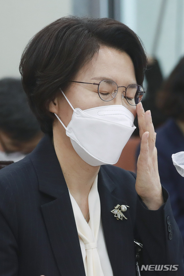 [서울=뉴시스]최동준 기자 = 임혜숙 과학기술정보통신부 장관 후보자가 4일 서울 여의도 국회에서 열린 인사청문회에서 안경을 고쳐 쓰고 있다. (공동취재사진) 2021.05.04. photo@newsis.com