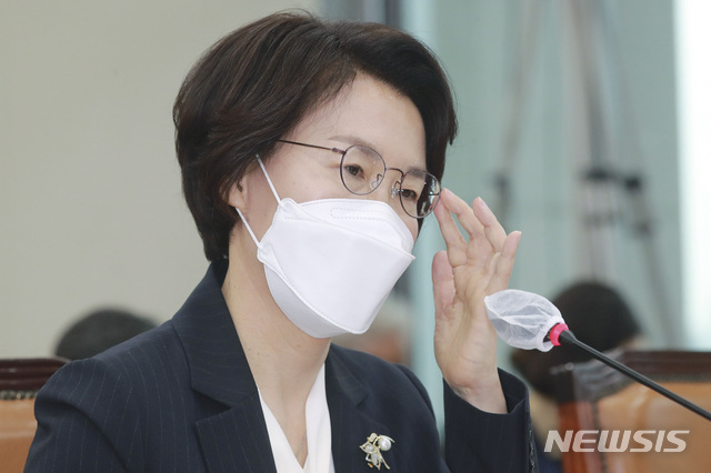 [서울=뉴시스]최동준 기자 = 임혜숙 과학기술정보통신부 장관 후보자가 4일 서울 여의도 국회에서 열린 인사청문회에서 질의를 듣고 있다. (공동취재사진) 2021.05.04. photo@newsis.com