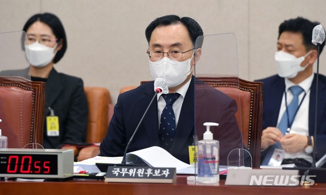 [서울=뉴시스]김진아 기자 = 문승욱 산업통상자원부 장관 후보자가 4일 서울 여의도 국회 산업통상자원중소벤처기업위원회에서 열린 인사청문회에서 의원들의 질의에 답하고 있다. (공동취재사진) 2021.05.04. photo@newsis.com