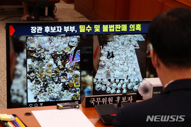 [서울=뉴시스]최동준 기자 = 박준영 해양수산부 장관 후보자가 4일 서울 여의도 국회에서 열린 인사청문회에서 부인의 도자기 불법 판매 의혹에 대한 질의를 듣고 있다. (공동취재사진) 2021.05.04. photo@newsis.com