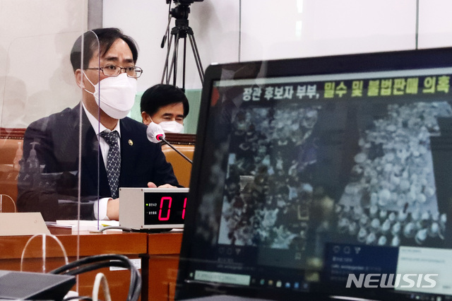 [서울=뉴시스]최동준 기자 = 박준영 해양수산부 장관 후보자가 4일 서울 여의도 국회에서 열린 인사청문회에서 부인의 도자기 불법 판매 의혹에 대한 질의를 듣고 있다. (공동취재사진) 2021.05.04. photo@newsis.com