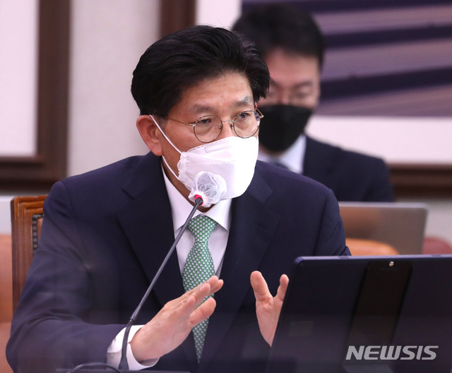 [서울=뉴시스]전진환 기자 = 노형욱 국토교통부장관 후보자가 4일 오전 서울 여의도 국회 국토교통위원회에서 열린 인사청문회에 출석해 의원들의 질의에 답하고 있다. 2021.05.04. amin2@newsis.com