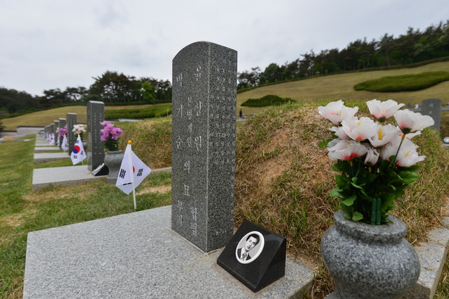 [광주=뉴시스] 김혜인 기자 = 5·18민주화운동 41주년을 약 보름 앞둔 4일 오전 광주 북구 운정동 국립5·18민주묘지에 윤상원 열사가 안장돼있다. 2021.05.04.hyein0342@newsis.com
