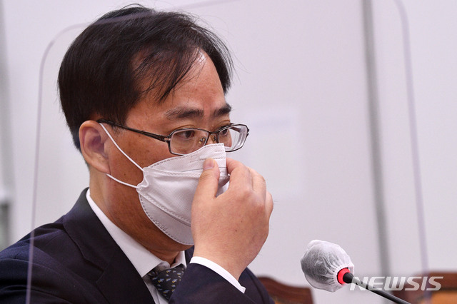 [서울=뉴시스]김진아 기자 = 박준영 해양수산부장관 후보자가 4일 오전 서울 여의도 국회에서 열린 농림축산식품해양수산위원회의 해양수산부장관 후보자 인사청문회에 출석해 마스크를 고쳐쓰고 있다. (공동취재사진) 2021.05.04. photo@newsis.com