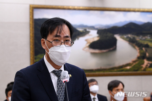 [서울=뉴시스]김진아 기자 = 박준영 해양수산부장관 후보자가 4일 오전 서울 여의도 국회에서 열린 농림축산식품해양수산위원회의 해양수산부장관 후보자 인사청문회에 출석해 발언을 하고 있다. (공동취재사진) 2021.05.04. photo@newsis.com