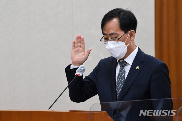 [서울=뉴시스]김진아 기자 = 박준영 해양수산부장관 후보자가 4일 오전 서울 여의도 국회에서 열린 농림축산식품해양수산위원회의 해양수산부장관 후보자 인사청문회에 출석해 선서문을 읽고 있다. (공동취재사진) 2021.05.04. photo@newsis.com