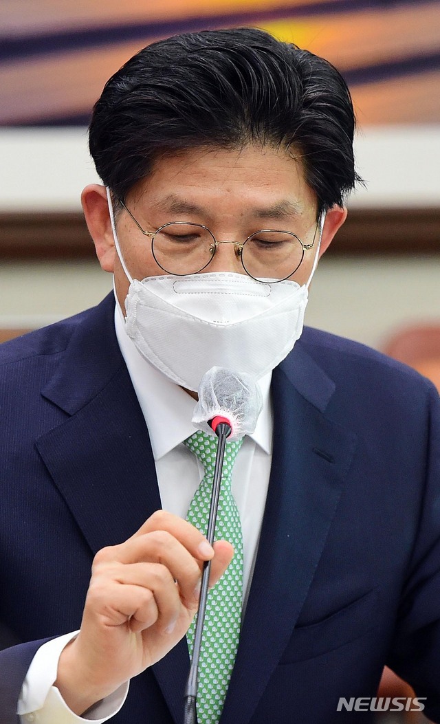 [서울=뉴시스]김진아 기자 = 노형욱 국토교통부 장관 후보자가 4일 서울 여의도 국회 국토교통위원회에서 열린 인사청문회에서 의원들의 질의에 답하고 있다. (공동취재사진) 2021.05.04. photo@newsis.com
