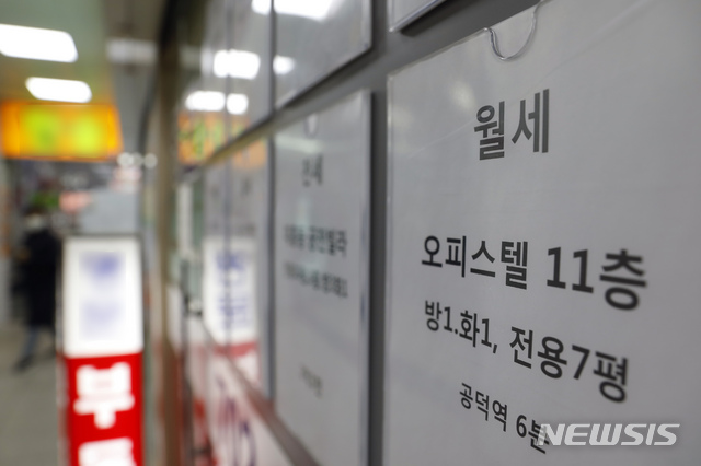 [서울=뉴시스]고승민 기자 = 통계청 소비자물가 동향에 따르면 4월 소비자물가지수가 큰 폭으로 뛰면서 전세와 월세 상승률이 각각 1.6%, 0.7% 오른 4일 서울의 한 공인중개사 업체에 매물 전단이 게시돼 있다. 월세는 2014년 10월(0.7%) 이후 가장 많이 올랐다. 2021.05.04. kkssmm99@newsis.com