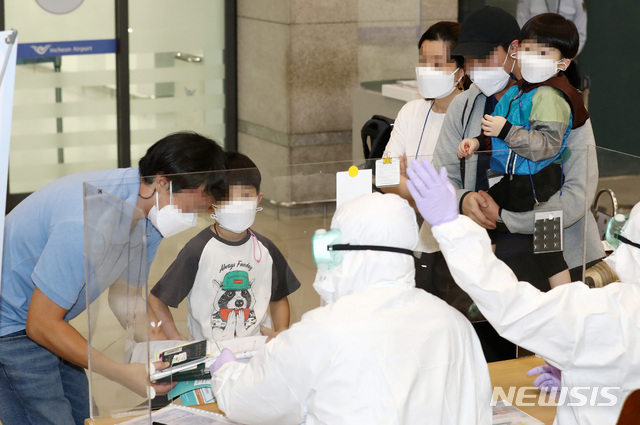[인천공항=뉴시스]이영환 기자 = 4일 오전 인도 첸나이에서 비스타라항공사 특별 부정기편으로 인천국제공항에 도착한 교민들이 입국장으로 들어서고 있다. 이번 특별 부정기편으로 인천공항에 도착하는 우리 교민 397명은 정부가 마련한 시설에서 1박2일 PCR(중합효소 연쇄반응) 검사 후 자가 또는 시설 격리 조치된다. 2021.05.04. 20hwan@newsis.com