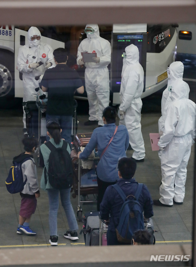 [인천공항=뉴시스]이영환 기자 = 4일 오전 인도 첸나이에서 비스타라항공사 특별 부정기편으로 인천국제공항에 도착한 교민들이 버스에 탑승하기 위해 대기하고 있다. 2021.05.04. 20hwan@newsis.com