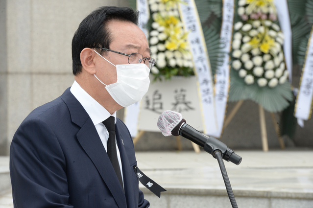 [울산=뉴시스] 배병수 기자 = 송철호 울산시장이 지난 4일 2006년 어린이 날 축하 에어쇼 시범 비행 중 기체고장으로 산화한 故김도현 공군중령 제15주기 추모식에서 추모사를 하고 있다. 2021.05.04. bbs@newsis.com