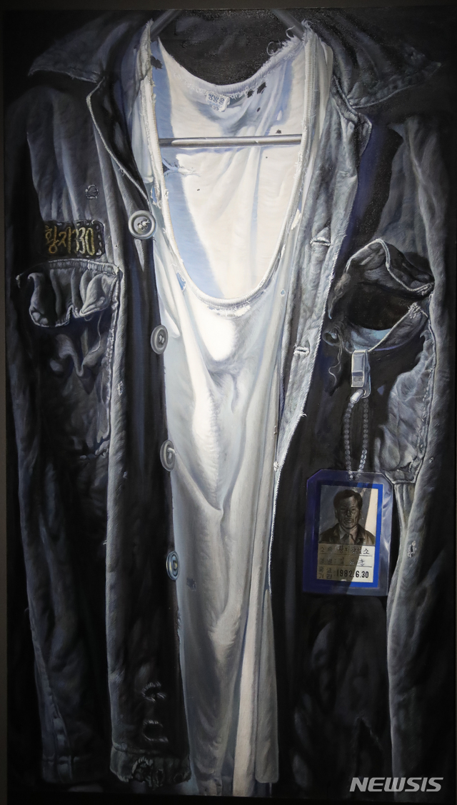 높이 2m가 넘는 황재형의 그림 '황지 330'. 낡고 헤진 작업복은 1980년 황지탄광에서 매몰사고로 사망한 광부의 작업복이다. 이 작품은 1982년 제5회 중앙미술대전에서 장려상을 수상했고 ‘임술년’ 창립전에서도 선보여 주목받았다. 