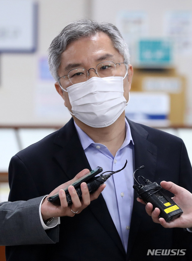 [서울=뉴시스]고범준 기자 = 공직선거법을 위반한 혐의로 기소된 최강욱 열린민주당 대표가 4일 오후 서울 서초구 서울중앙지방법원에서 열린 결심 공판에 출석하고 있다. 2021.05.04. bjko@newsis.com