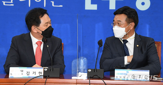 [서울=뉴시스]김진아 기자 = 국민의힘 김기현 대표 권한대행 겸 원내대표가 4일 서울 여의도 국회에서 더불어민주당 윤호중 원내대표를 예방해 인사말을 하고 있다. (공동취재사진) 2021.05.04. photo@newsis.com