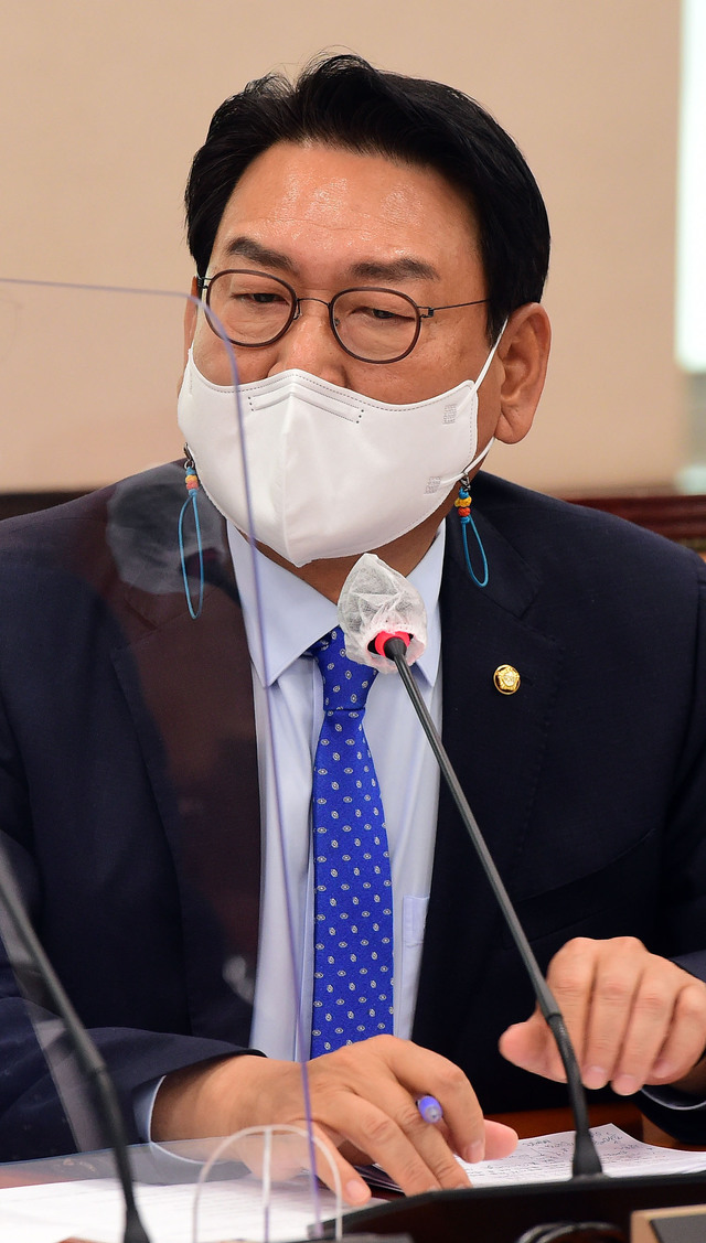 [서울=뉴시스]김진아 기자 = 김교흥 더불어민주당 의원이 4일 국회 국토교통위원회에서 열린 노형욱 국토교통부 장관 후보자의 인사청문회에서 질의를 하고 있다. (공동취재사진) 2021.05.04. photo@newsis.com
