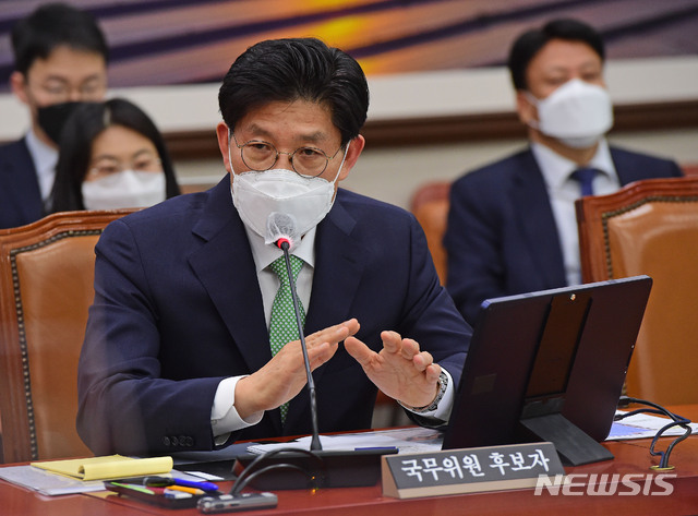 [서울=뉴시스]김진아 기자 = 노형욱 국토교통부 장관 후보자가 4일 국회 국토교통위원회에서 열린 인사청문회에서 의원들의 질의에 답하고 있다. (공동취재사진) 2021.05.04. photo@newsis.com