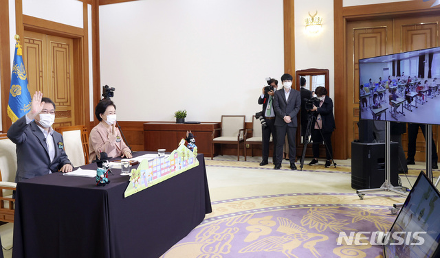 [서울=뉴시스]박영태 기자 = 문재인 대통령과 김정숙 여사가 4일 청와대 본관 집무실에서 강원도 평창의 도성초등학교 어린이들과 랜선초청 만남을 갖고 있다. 2021.05.05. since1999@newsis.com