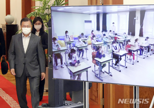 [서울=뉴시스]박영태 기자 = 문재인 대통령이 4일 청와대 본관 집무실에서 강원도 평창의 도성초등학교 어린이들과 랜선초청 만남을 위해 입장하고 있다. 2021.05.05. since1999@newsis.com