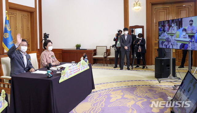 [서울=뉴시스]박영태 기자 = 문재인 대통령과 김정숙 여사가 4일 청와대 본관 집무실에서 강원도 평창의 도성초등학교 어린이들과 랜선초청 만남을 갖고 있다. 2021.05.05. since1999@newsis.com