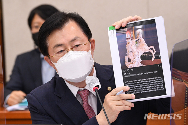 [서울=뉴시스]최동준 기자 = 이만희 국민의힘 의원이 4일 서울 여의도 국회 농림축산식품해양수산위원회에서 열린 박준영 해양수산부 장관 후보자에 대한 인사청문회에서 박 후보자 배우자의 '도자기 불법 수입'과 관련해 의사진행발언을 하며 자료요청을 하고 있다. (공동취재사진) 2021.05.04. photo@newsis.com