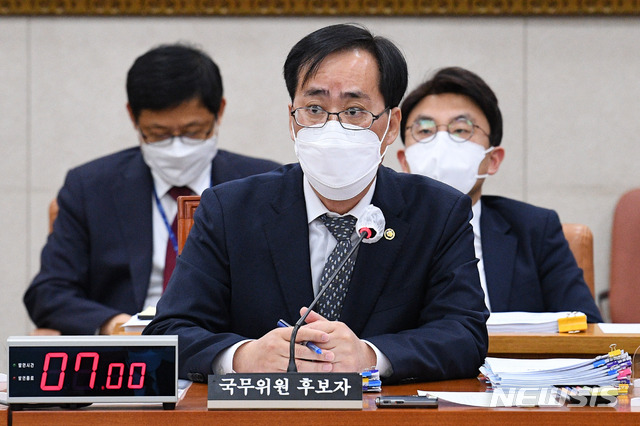 [서울=뉴시스]최동준 기자 = 박준영 해양수산부 장관 후보자가 4일 오후 서울 여의도 국회 농림축산식품해양수산위원회에서 열린 인사청문회에서 자료요청에 대해 답변하고 있다. (공동취재사진) 2021.05.04. photo@newsis.com