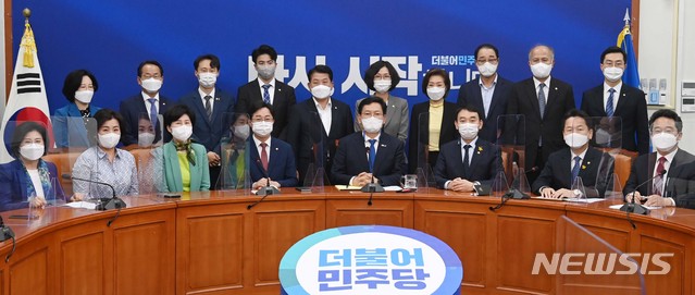 [서울=뉴시스]전진환 기자 = 송영길 더불어민주당 대표가 4일 서울 여의도 국회에서 열린 초선의원 간담회에서 기념촬영을 하고 있다. (공동취재사진) 2021.05.04. photo@newsis.com