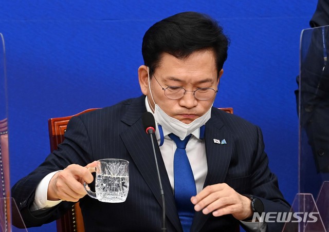[서울=뉴시스]전진환 기자 = 송영길 더불어민주당 대표가 4일 서울 여의도 국회에서 열린 초선의원 간담회에서 물을 마시고 있다. (공동취재사진) 2021.05.04. photo@newsis.com