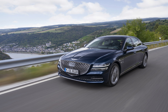 [서울=뉴시스]글로벌 럭셔리 브랜드 제네시스가 올해 여름 유럽 시장에 진출한다. 제네시스 브랜드(이하 제네시스)는 4일(현지시간) 독일 프랑크푸르트에서 유럽 주요 매체를 대상으로 온라인 프레스 컨퍼런스를 열고 유럽 진출을 공식 선언하며 론칭 일정을 발표했다. 독일 프랑크푸르트 도심부에서 촬영된 대형 럭셔리 세단 G80.(사진=현대기아차그룹 제공) 2021.05.04. photo@newsis.com *재판매 및 DB 금지