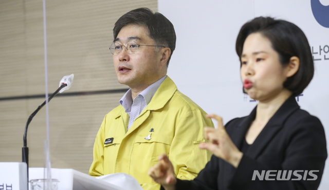 [서울=뉴시스] 윤태호 보건복지부 중앙사고수습본부(중수본) 방역총괄반장이 5일 오전 정부세종청사에서 코로나19 정례 브리핑을 하고 있다. (사진=보건복지부 제공) 2021.05.05. photo@newsis.com 