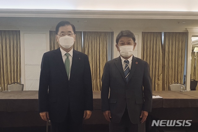 [서울=뉴시스]정의용 외교부 장관과 모테기 도시미쓰 일본 외무상이 5일(현지 시간) 영국 런던에서 양자 회동을 하고 있다. (사진=외교부 제공) 2021.05.05