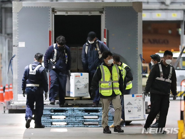 [인천공항=뉴시스]박진희 기자 = 코로나19 화이자 백신 43만6000회분이 5일 새벽 인천국제공항 화물터미널에 도착해 운송 차량으로 옮겨지고 있다. 2021.05.05. pak7130@newsis.com