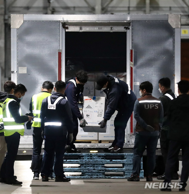 [인천공항=뉴시스]박진희 기자 = 코로나19 화이자 백신 43만6000회분이 5일 새벽 인천국제공항 화물터미널에 도착해 운송 차량으로 옮겨지고 있다. 2021.05.05. pak7130@newsis.com