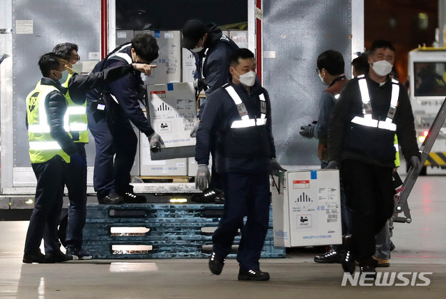 [인천공항=뉴시스]박진희 기자 = 코로나19 화이자 백신 43만6000회분이 5일 새벽 인천국제공항 화물터미널에 도착해 운송 차량으로 옮겨지고 있다. 2021.05.05. pak7130@newsis.com