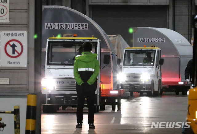 [인천공항=뉴시스]박진희 기자 = 코로나19 화이자 백신 43만6000회분이 5일 새벽 인천국제공항 화물터미널에 도착하고 있다. 2021.05.05. pak7130@newsis.com