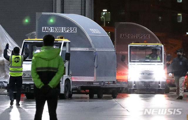 [인천공항=뉴시스]박진희 기자 = 사진은 지난 5월5일 새벽 코로나19 화이자 백신 43만6000회분이 인천국제공항 화물터미널에 도착하는 모습. 2021.07.14. pak7130@newsis.com