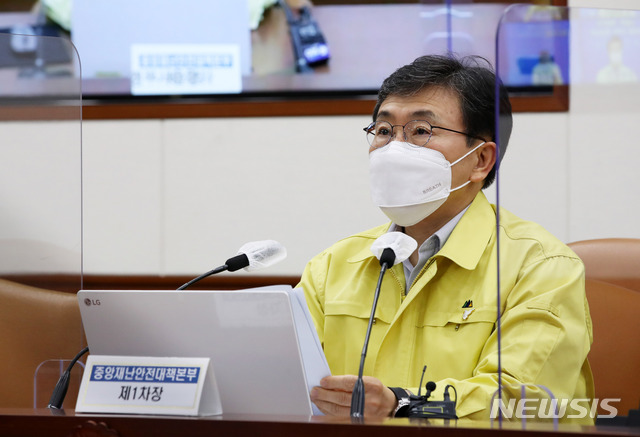[서울=뉴시스]고범준 기자 = 권덕철 중앙재난안전대책본부 1차장(보건복지부 장관)이 5일 오전 서울 종로구 정부서울청사 영상회의실에서 열린 코로나19 중앙재난안전대책본부(중대본) 회의에 참석해 발언하고 있다. 2021.05.05. bjko@newsis.com