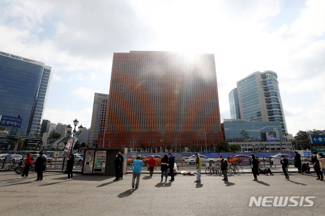 [서울=뉴시스]김병문 기자 = 코로나19 신규 확진자가 676명을 기록한 5일 오전 서울 중구 서울역 광장에 설치된 임시 선별검사소에서 시민들이 검사를 받기 위해 줄을 서 있다. 2021.05.05. dadazon@newsis.com
