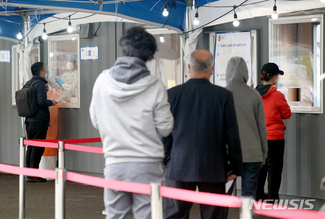 [서울=뉴시스]김병문 기자 = 코로나19 신규 확진자가 676명을 기록한 5일 오전 서울 중구 서울역 광장에 설치된 임시 선별검사소에서 시민들이 검사를 받고 있다. 2021.05.05. dadazon@newsis.com