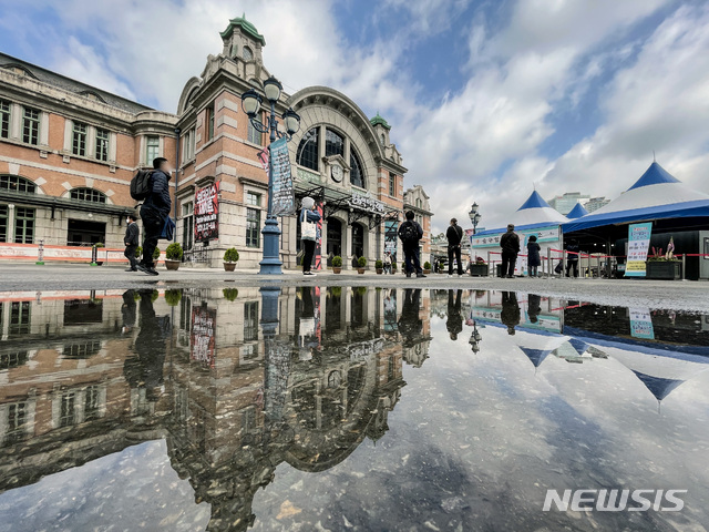 [서울=뉴시스]김병문 기자 = 코로나19 신규 확진자가 676명을 기록한 5일 오전 서울 중구 서울역 광장에 설치된 임시 선별검사소에서 시민들이 검사를 받기 위해 줄 서 있다. 2021.05.05. dadazon@newsis.com